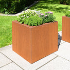 Quadratischer Pflanzkasten Clarus aus Cortenstahl ohne Nähte und Fugen