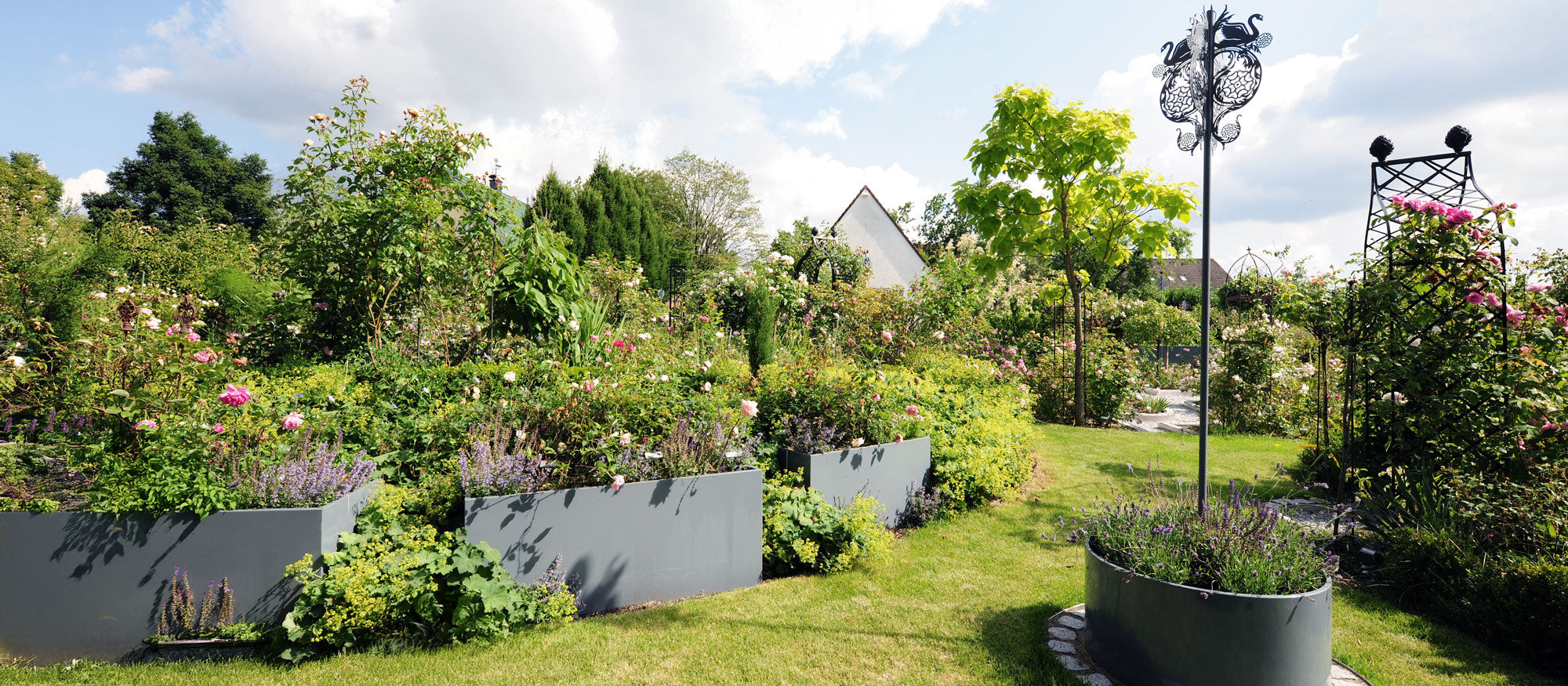 Bepflanzter Garten mit Pflanzkästen und Hochbeet von Pflanzmetall