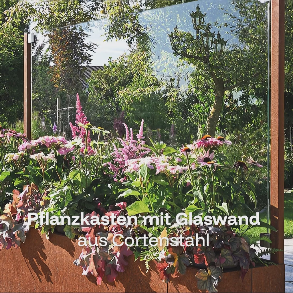Moderner Pflanzkasten mit Glaswand als Sichtschutz und Windschutz aus Cortenstahl. Produktvideo aus der Produktion direkt vom Hersteller aus Deutschland