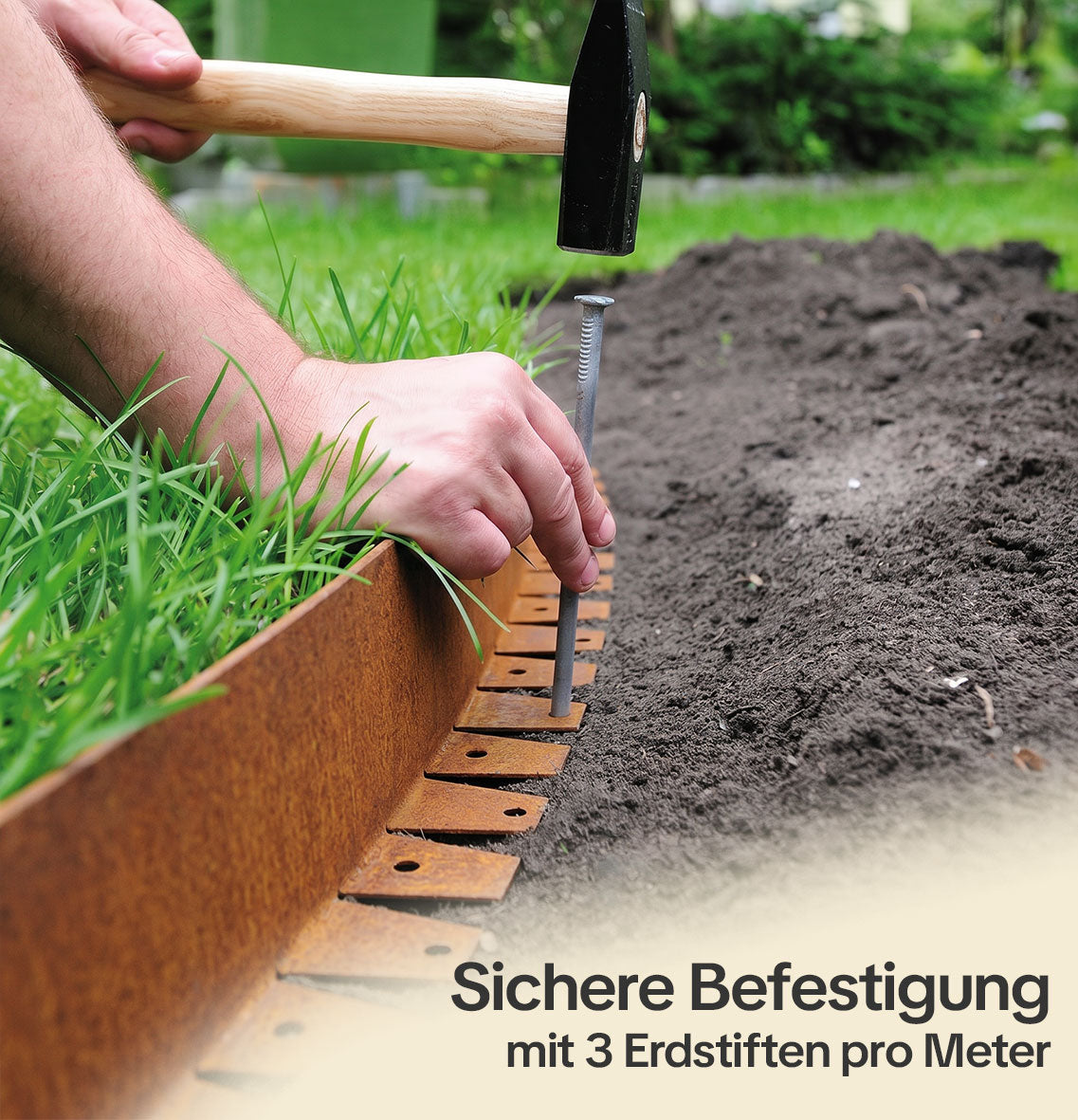 Sichere Befestigung der flexiblen Beeteinfassung aus Cortenstahl mit 3 Erdstiften pro Meter