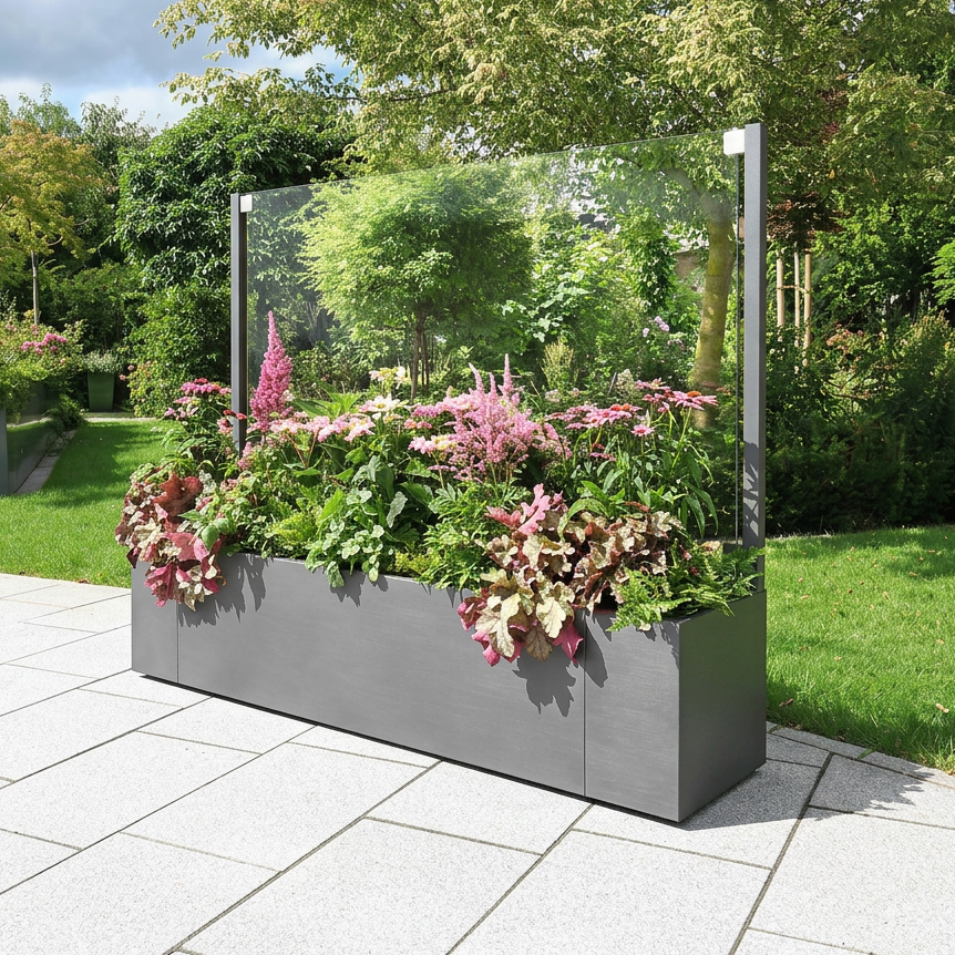 Pflanzkübel aus Aluminium als Windschutz mit klarer Glaswand auf der Terrasse im Garten