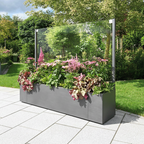 Pflanzkübel aus Aluminium als Windschutz mit klarer Glaswand auf der Terrasse im Garten