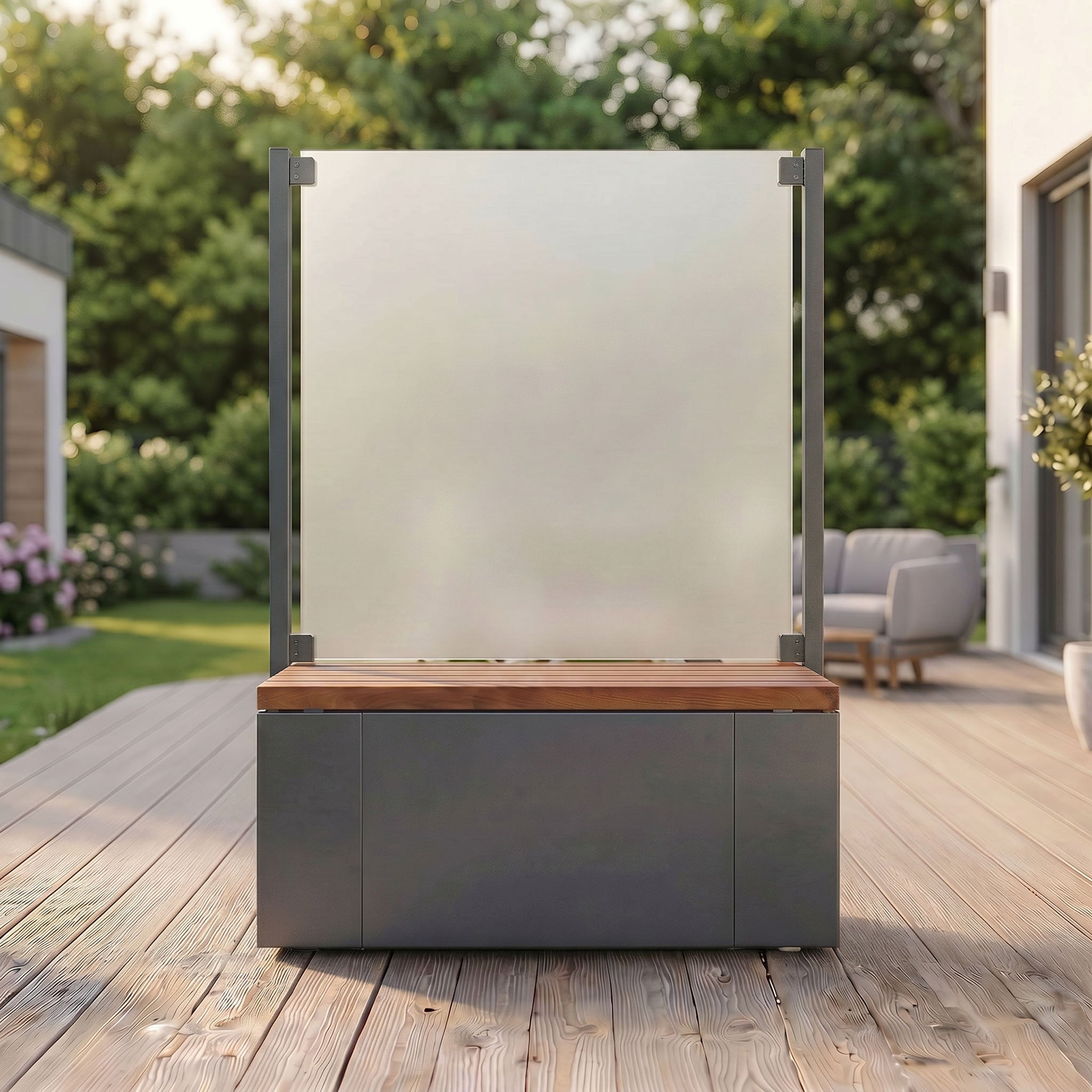 Breiter Windschutz und Sichtschutz mit Glaswand satiniert aus Aluminium anthrazit mit Sitzbank aus Holz für die Terrasse