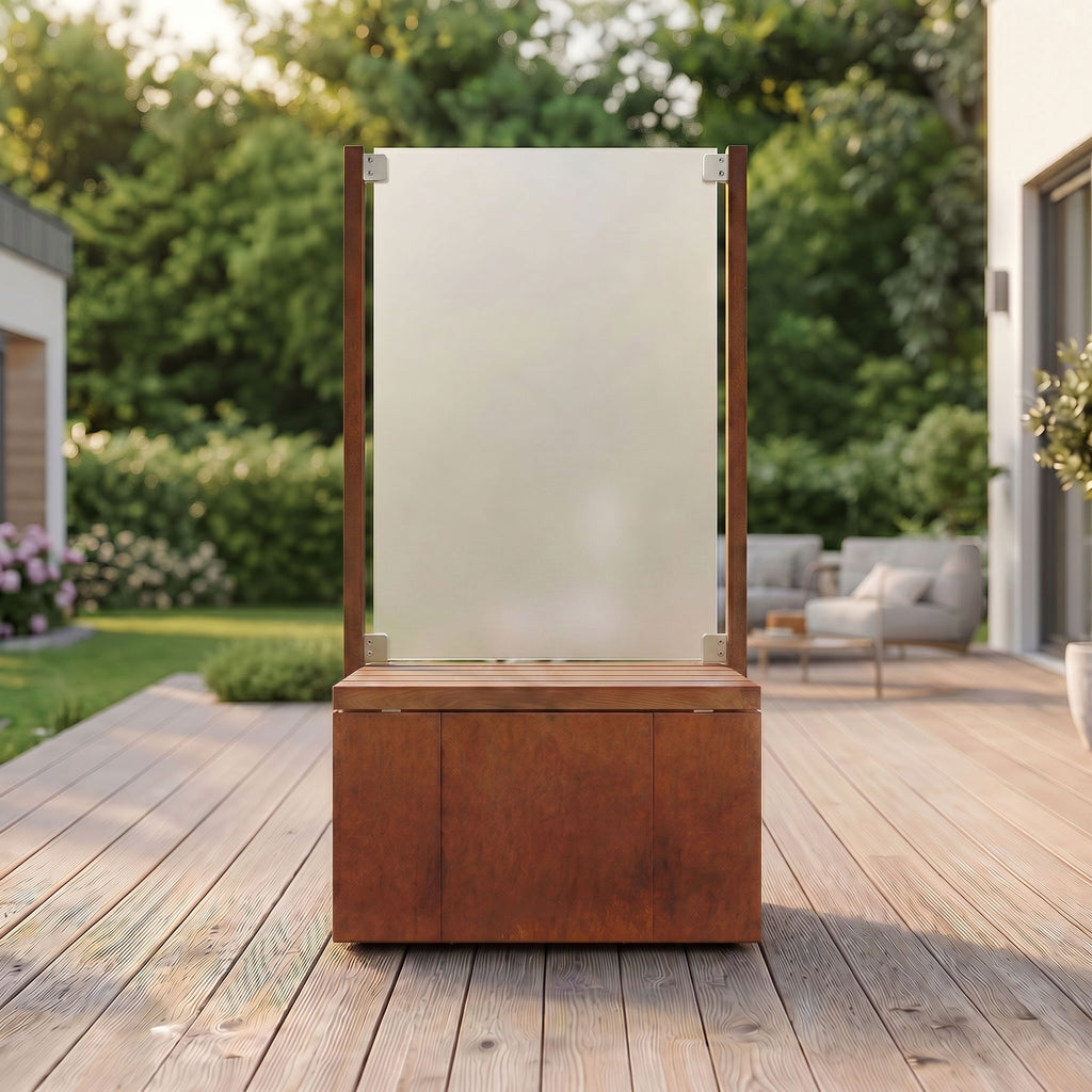 Schmaler Sichtschutz mit satinierter Glasscheibe und Sitzbank aus Cortenstahl 