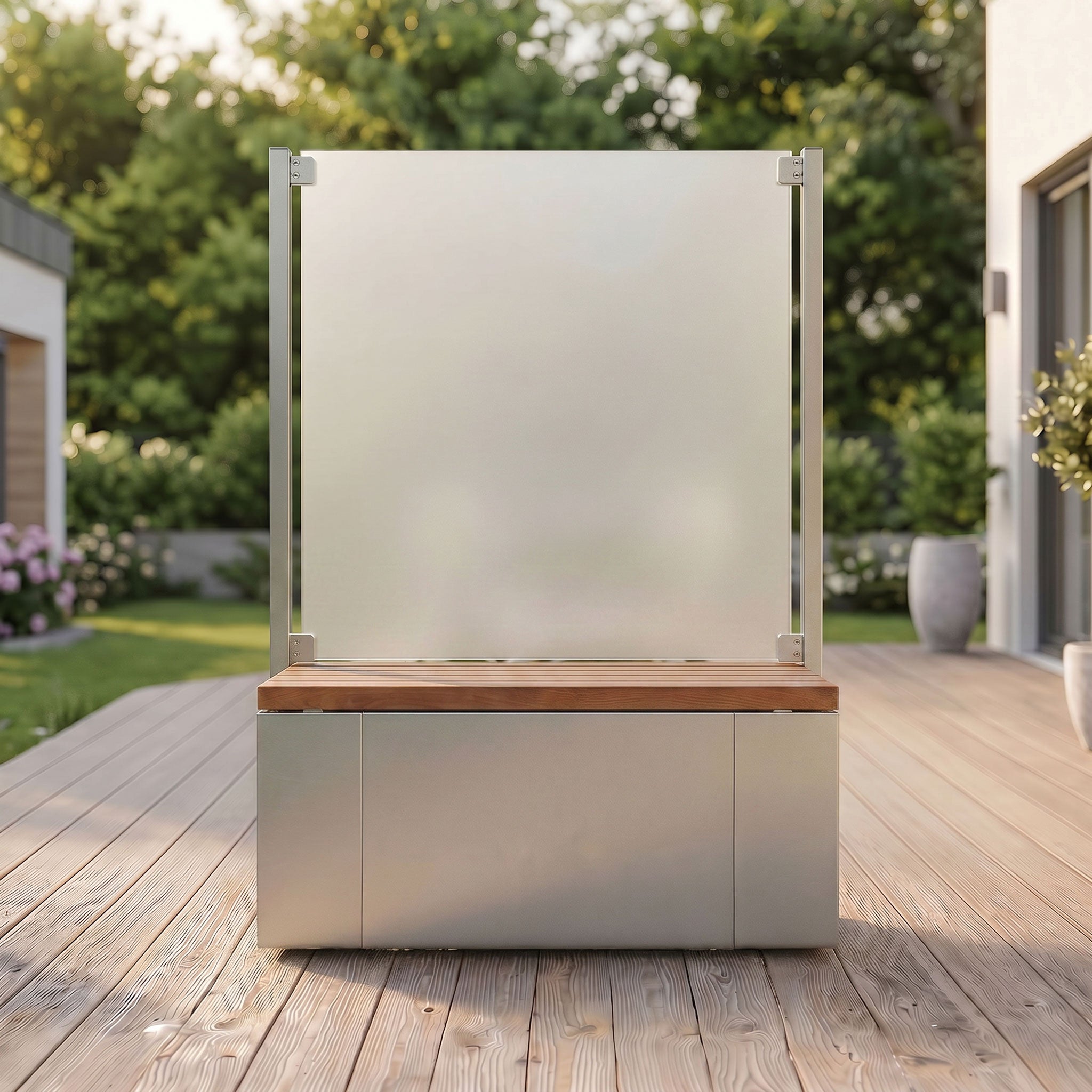 Breiter Sichtschutz und Windschutz mit Glaswand aus Edelstahl mit Sitzbank aus Holz für die Terrasse